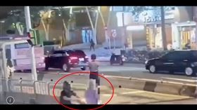 ▲台北市大安區15日晚間發生一起車禍，一名71歲王姓老翁（紅圈）疑在羅斯福路三段，從公車專用道穿越道對向時，遭一劉姓機車騎士（左紅圈）煞車不及撞上，老翁頭部重創，當場沒有生命跡象，送醫急救後仍宣告不治。（圖／翻攝畫面）