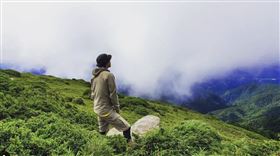 《綜藝玩很大》曬出小鬼的背影照。（圖／翻攝自綜藝玩很大IG）