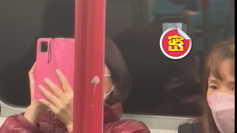 大媽車上鑽研「羞羞片」反射全被看光