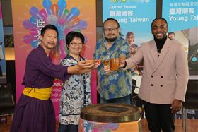 ▲一年一度的「唱客音樂交流活動」，將於9月25日舉行。主題以「世界樂音客在我心」為主軸，其中在兩廳院舉行的「唱響世界」表演備受矚目。客家文化基金會副執行長黃暄詠(左2)、音樂總監謝宇威(右2)、韋喆(左1)等人，以「與世界音樂乾杯」呼應主題。（圖／台北市客家文化基金會提供）