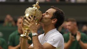 ▲費德勒（Roger Federer）生涯擁有20座大滿貫金盃，圖為2017年拿下溫布頓冠軍獎盃。（圖／美聯社／達志影像）