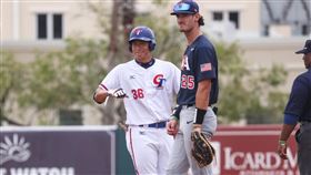 U18世界盃棒球賽台灣勝美國  宋嘉翔攻守有表現U18世界盃棒球賽台灣隊16日複賽首戰與美國隊交手，以6比2拿下勝利，總教練周宗志提到打擊串聯佳、比賽前半段就拉開分數也是搶勝關鍵。圖為先發蹲捕的宋嘉翔（左）攻守有表現，單場2安、貢獻1分打點。（中華民國棒球協會提供）中央社記者謝靜雯傳真  111年9月16日