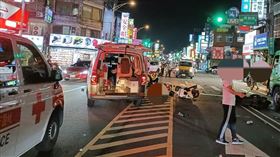 僑生無照闖紅燈撞2機！1女噴飛慘死