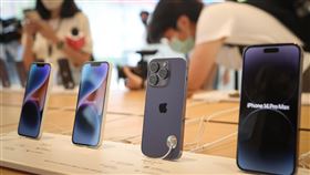 蘋果直營店開賣iPhone 14（1）位在台北市信義區的Apple直營店16日開賣iPhone 14系列新機，吸引不少民眾到場選購。中央社記者王騰毅攝  111年9月16日