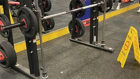 台中健身房意外  女疑臥推槓鈴壓傷命危台中市消防局15日下午獲報在烏日區一處知名健身房有女子受傷，人員到場時發現陳姓女子頭部及頸椎有流血、後腦有1公分撕裂傷且意識不清，呈OHCA（到院前心肺功能停止）狀態，疑為獨自進行臥推槓鈴時不慎壓傷，緊急送醫搶救。（翻攝照片）中央社記者蘇木春傳真  111年9月15日