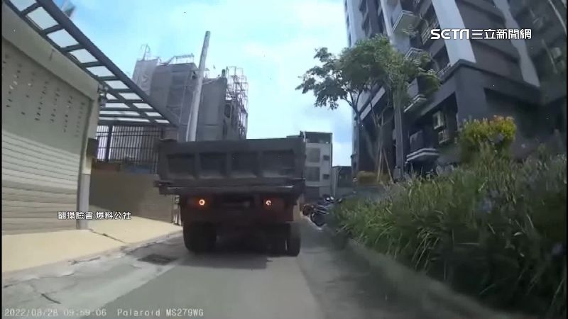 大卡車誤入死巷急倒退　女騎士險遭輾