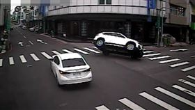 不讓道，BMW遭攔腰撞成「烏龜翻」，倒楣視角，行車紀錄器影片，台中市北區，(圖／翻攝畫面)