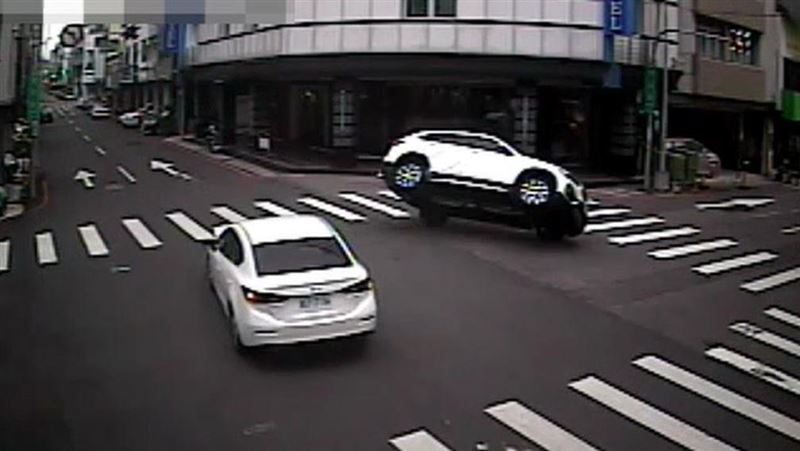 開慢車被撞成烏龜翻！倒楣車主視角曝
