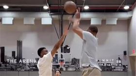 ▲威斯布魯克（Russell Westbrook）在休賽季的訓練中似乎已經改善了上季出現的投籃問題。（圖／翻攝自Overtime推特）