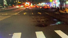 ▲名醫王群光穿越羅斯福路三段人行道時，慘遭直行機車追撞後送醫不治。（圖／翻攝畫面）