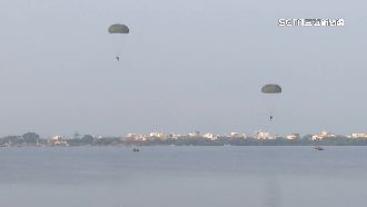航特部海上傘訓壯觀　軍事迷卡位搶拍