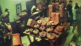 台中后里區，蕗松坊藝品店，收購盜伐贓木，紅檜，牛樟，自行加工製作木藝品，查扣半成品1730公斤 (圖／翻攝畫面)