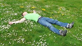 躺下,躺平(翻攝自 Pixabay)