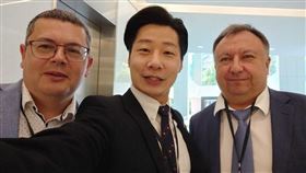 立法委員林昶佐與剛成為會員國的烏克蘭兩位國會議員代表Oleksandr Merezhko、Mykola Kniazhytskyi合照，期盼台灣能早日入會。(圖/林昶佐臉書)