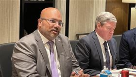 美台將討論晶片法 商務部官員：TTIC有助雙向投資 美國將與台灣討論晶片法案。在新加坡訪問的美國商務部助理部長范卡塔拉曼（左）16日表示，「台美科技貿易暨投資合作架構」（TTIC）是支持雙向投資的重要途徑。中央社記者侯姿瑩新加坡攝  111年9月16日