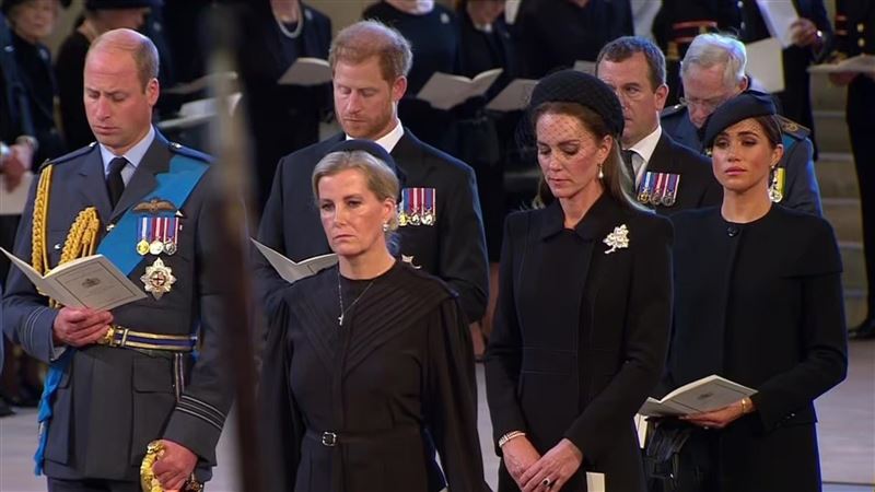 哈利獲准「穿回軍裝」為英女王守靈