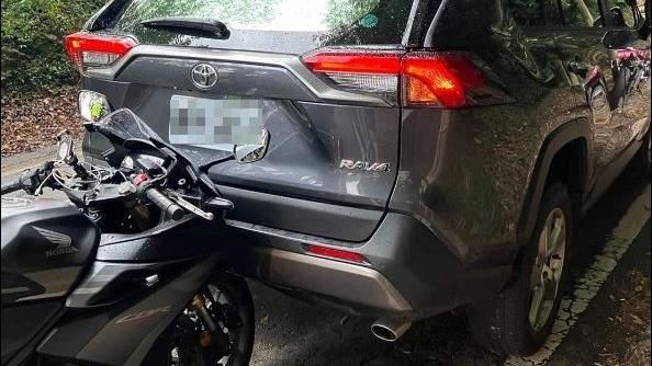 前車突急剎倒退！他淚：不是我剎不住