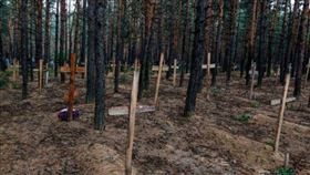 ▲烏軍最近收復的東部城鎮伊久姆，發現450個墳塚。（圖／翻攝自Mykhaylo Podolyak推特）

