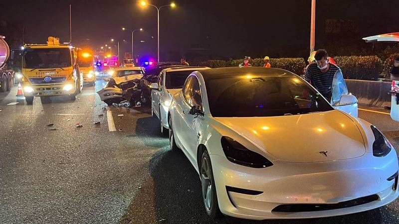 國1台南段4車連撞！男噴飛20m亡