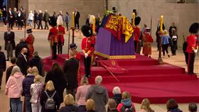 英國女王 民眾 瞻仰 （圖／翻攝自The Royal Family YouTube頻道）