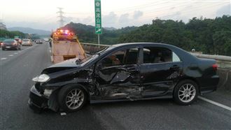 國道超車引發追撞　極速插隊畫面曝光