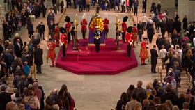 英國女王 民眾 瞻仰 （圖／翻攝自The Royal Family YouTube頻道）