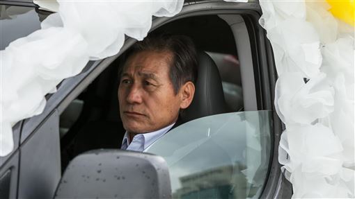 73歲國民影帝驚傳命危！吃飯噎到倒地昏迷