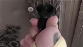 房東,牙線棒,機車鑰匙,開門,大門,爆廢公社（圖／翻攝爆廢公社）