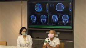 56歲王先生（右）2年前罹患肺癌三期，去年更轉移到腦部讓他很傷心。（圖／記者簡浩正攝影）