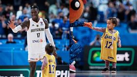 ▲施洛德（Dennis Schroder）9月14日歐錦賽對戰希臘時就讓女兒穿上湖人球衣，加盟湖人似乎早有預兆。（圖／翻攝自FIBA官網）