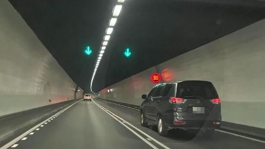 抓到龜速車隊長！他見雪隧這1幕驚呆