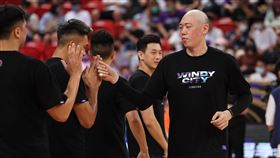 ▲攻城獅球員容毅燊在宣布罹癌消息後頂著大光頭首度露面，也有在跨聯盟交流賽中登場。（圖／中華民國籃球協會提供）