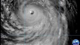 鄭明典貼出「南瑪都」清澈的颱風眼。（圖／翻攝自鄭明典臉書）