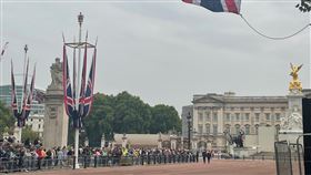 迎接女王倫敦移靈  民眾提前排隊等候英國女王伊麗莎白二世8日在蘇格蘭辭世，13日晚間移靈倫敦，14日將自白金漢宮移靈至國會大廈西敏廳並接受民眾瞻仰逾4天。13日下午，白金漢宮周邊開始有民眾排隊，準備迎接女王靈柩。中央社記者陳韻聿倫敦攝  111年9月13日