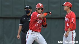 ▲味全龍一壘手拿莫・伊漾敲出安打上壘。（圖／記者劉彥池攝影）