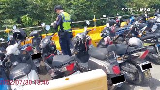 整排違停　南科外警舉發233輛機車