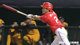 ▲味全龍外野手郭天信敲出超前比數安打。（圖／記者劉彥池攝影）