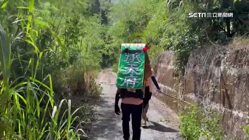 獨／昔黑幫浪子回頭　揹王爺環島行善