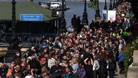 瞻仰女王靈柩太踴躍　英國政府籲民眾勿再加入排隊。路透
