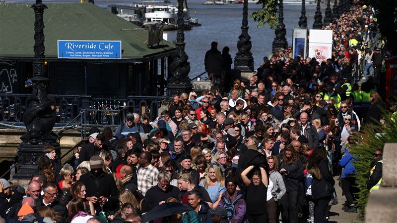 瞻仰女王人潮爆滿　英政府籲勿再排隊