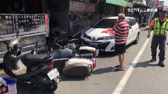 油門當剎車！婦人撞6車　外送被撞飛