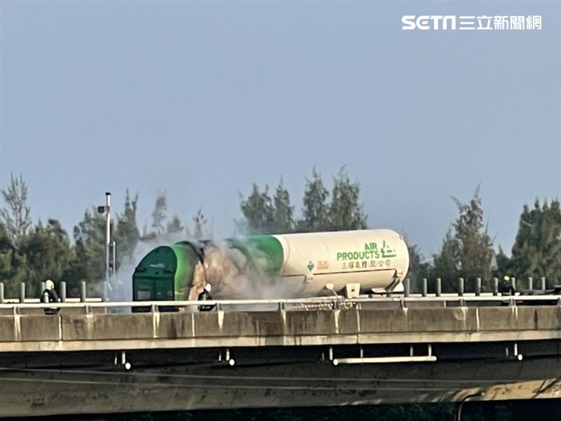 西濱快速道路苗栗苑裡段液態氮槽車起火。（圖／記者爆料網）