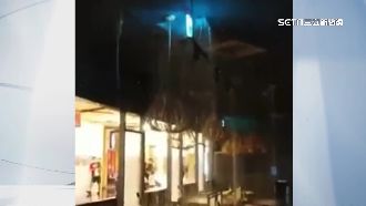 夢時代餐廳天花板震裂！如瀑布般漏水