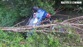 苗栗三灣鄉發生小客車倒車掉池塘意外，1人脫困，2人送醫不治。（圖／民眾提供）
