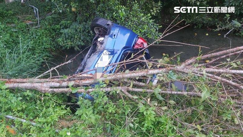 新／苗栗小客車掉池塘　2死1脫困