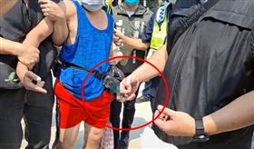 民進黨基隆市長參選人蔡適應今（18）日上午舉辦競選總部成立大會現場，一名男子拿美工刀陳情遭警方壓制。