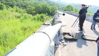 被震到錯位　鹿野寶華大橋欄杆扯斷