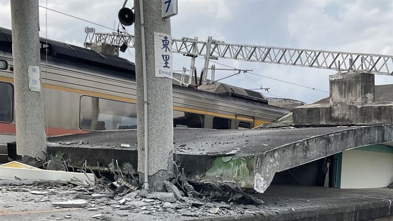 震塌東里站壓火車　20人爬出已離開