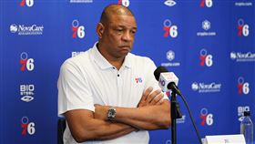 ▲76人總教練瑞佛斯（Doc Rivers）被抓包在推特上狂按讚色情內容。（圖／美聯社／達志影像）