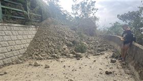 Kolas Yotaka指出，玉里六十石山的聯外道路，已經被落石跟土石掩埋。（圖／翻攝自Kolas Yotaka臉書）